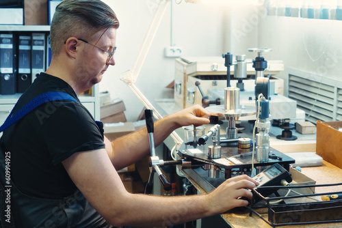 Cuadro en lienzo The instrumentation fitter carries out diagnostics and calibration of the equipment at his workplace