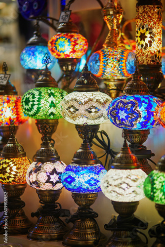 Selection of colorful Turkish lamps on Egyptian Bazaar or Spice Bazaar, one of the largest bazaars in Istanbul, Turkey © Ekaterina Pokrovsky