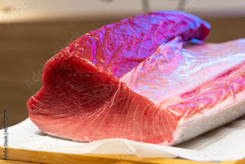 Obraz na płótnie blue fin tuna on wood
