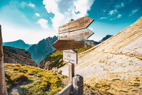 Cuadro en lienzo Mountain way signage Rifugio Tre Cime, Lange hut and Rifugio Auronzo