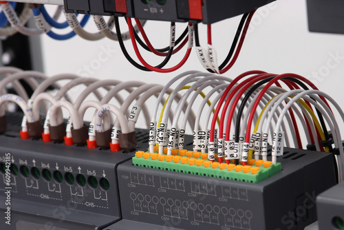 Connection of modules by means of insulated electrical mounting wires in an electrical switchboard.