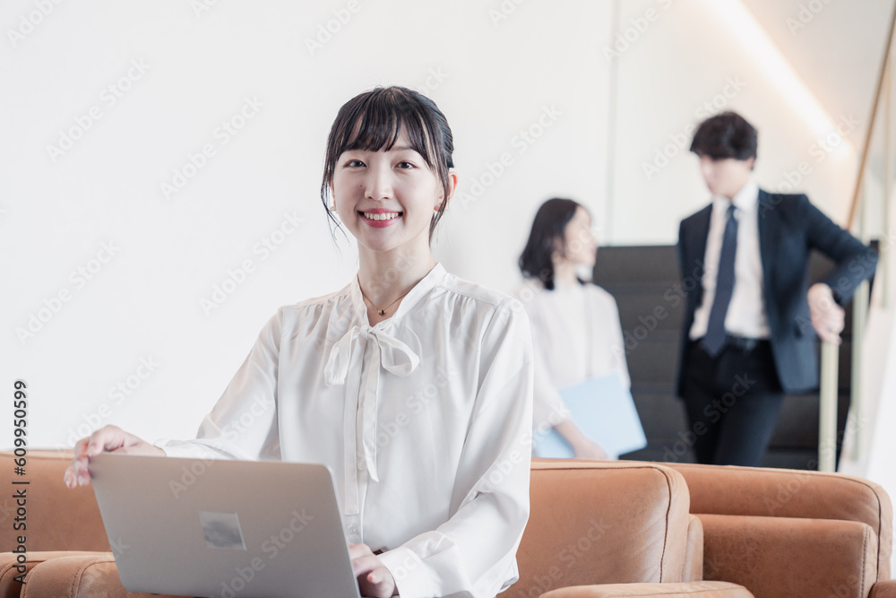 Obraz premium ラウンジで仕事をする若いビジネスウーマン