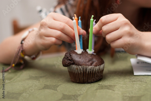 manos de niña con pastel de cumpleaños photo