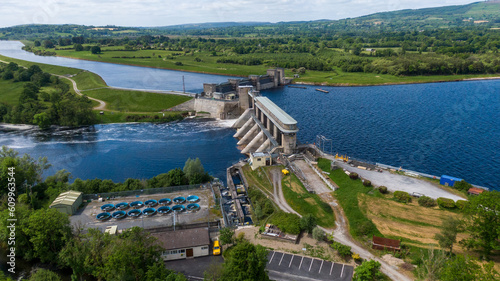 Foto O'Brien's Bridge water dam, Clare Ireland -May,28, 2022,Parteen Weir