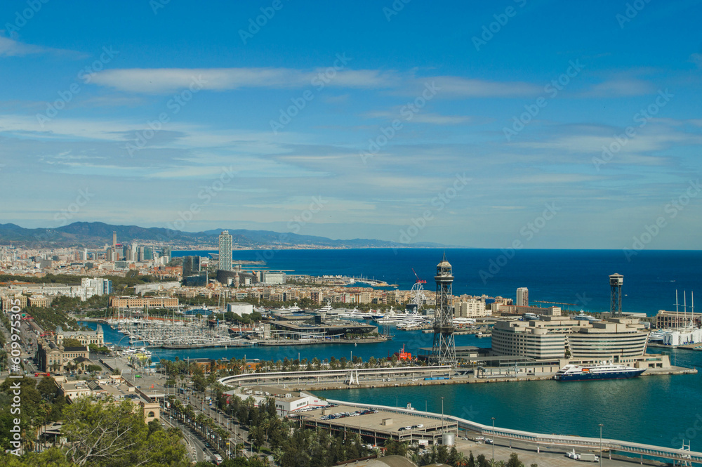 Paisaje industrial del puerto de Barcelona, España