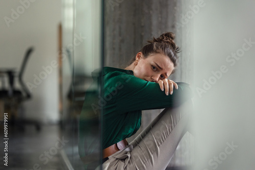 Obraz na płótnie Young sad woman in office, having problem.