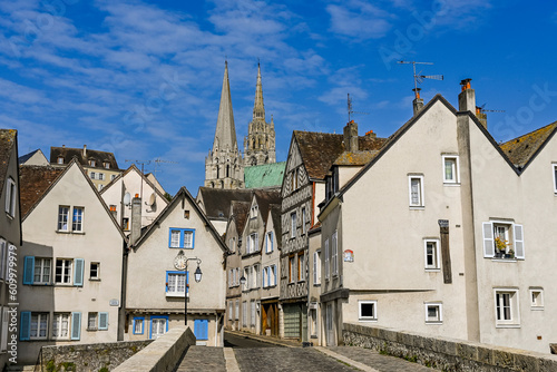 Chartres, Altstadt, Altstadthäuser, historische Häuser, Brücke, Steinbrücke, Pont Bouju, Gassen, Kathedrale, Notre-Dame, Fluss, Eure, Sommer, Frankreich