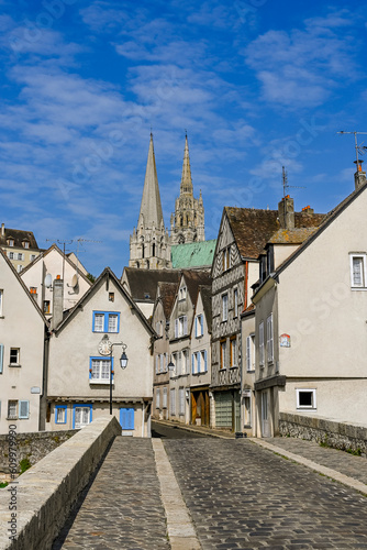 Chartres  Altstadt  Altstadth  user  historische H  user  Br  cke  Steinbr  cke  Pont Bouju  Gassen  Kathedrale  Notre-Dame  Fluss  Eure  Sommer  Frankreich