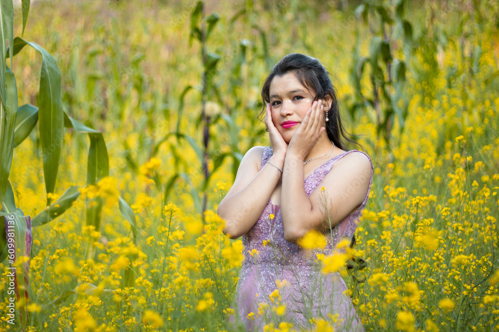 retrato de una mujer hermosa en un campo de flores, oliendo flores y disfrutando de la naturaleza, retrato de una mujer hermosa en un campo de flores, oliendo flores y disfrutando de la naturaleza,