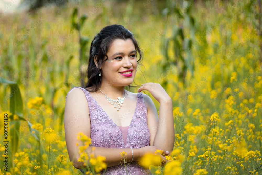 retrato de una mujer hermosa y feliz en un campo de flores, oliendo flores y disfrutando de la naturaleza,sonrisa,odontologia, retrato de una mujer hermosa y feliz en un campo de flores, oliendo flores y disfrutando de la naturaleza,sonrisa,odontologia,