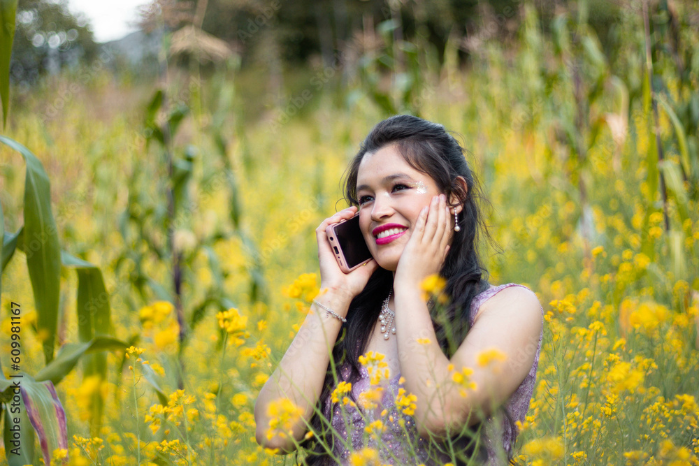Foto de una mujer agradable hablando por celular mientras camina en un campo de flores amarillo,fondo naturaleza,bosque,mujer bonita con telefono Foto de una mujer agradable hablando por celular mientras camina en un campo de flores amarillo,fondo naturaleza,bosque,mujer bonita con telefono