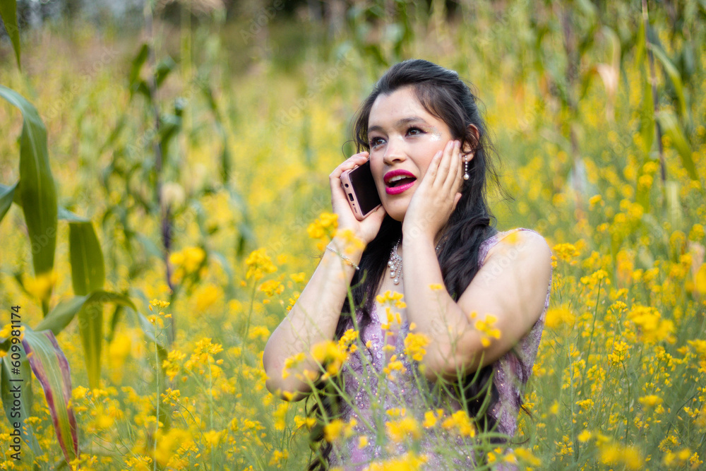 Foto de una mujer agradable hablando por celular mientras camina en un campo de flores amarillo,fondo naturaleza,bosque,mujer bonita con telefono Foto de una mujer agradable hablando por celular mientras camina en un campo de flores amarillo,fondo naturaleza,bosque,mujer bonita con telefono
