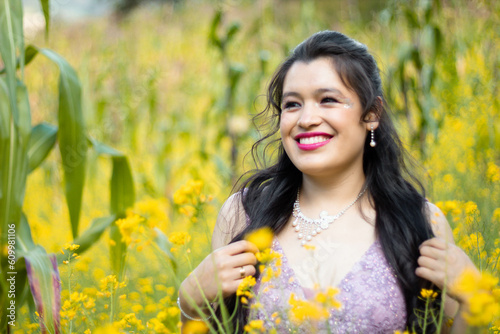 retrato de una mujer hermosa y feliz en un campo de flores, oliendo flores y disfrutando de la naturaleza,sonrisa,odontologia,