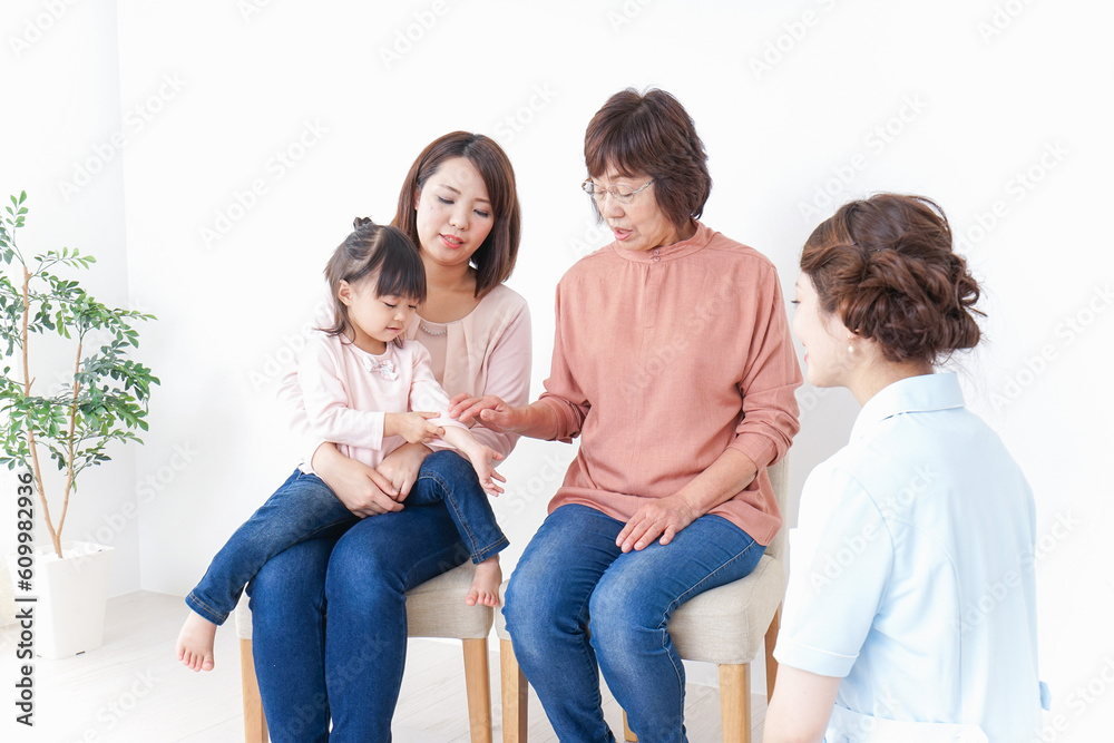 家族で検診を受ける子供