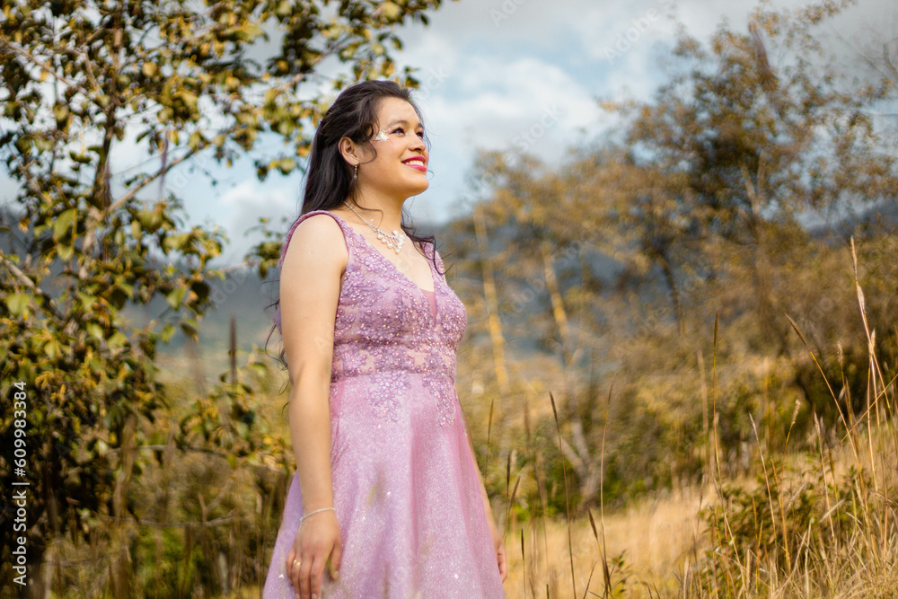 Hermosa chica sonriente con un vestido en el campo ,estilo de vida,paisajes,salud,paz mental Hermosa chica sonriente con un vestido en el campo ,estilo de vida,paisajes,salud,paz mental