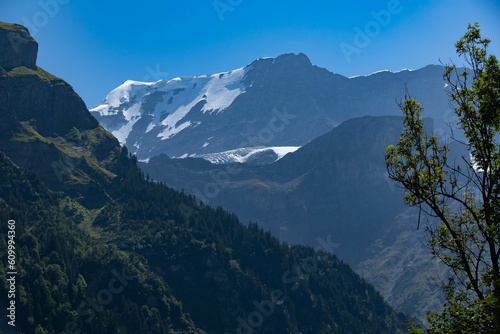 Montañas en Suiza con glaciares