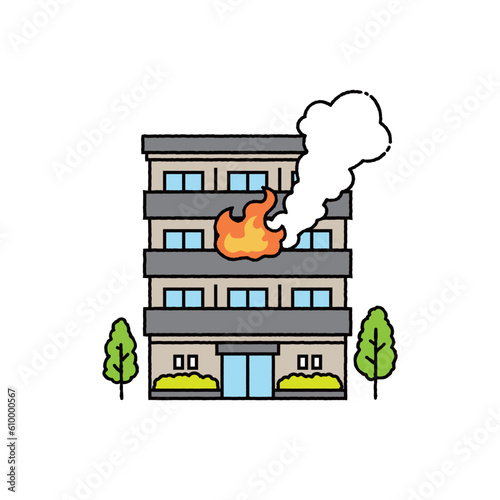 火事の被害をうけるマンション