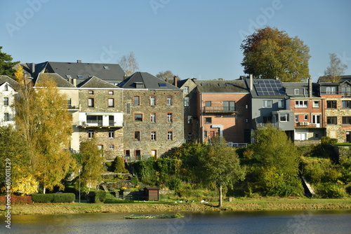 Les façades arrières des immeubles dominant la végétation luxuriante du parc longeant le lac des Doyards à Vielsalm