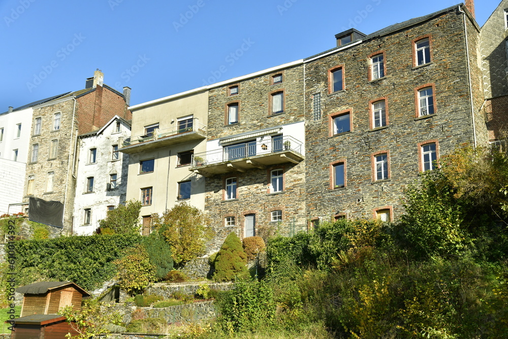 Façades des immeubles anciens typiques en pierres du village de Vielsalm 