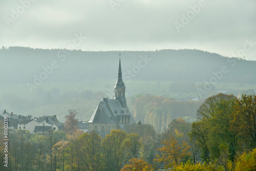 L'église paroissiale Saint Gengoux dans la brume qui commence à se dissiper à Vielsalm photo