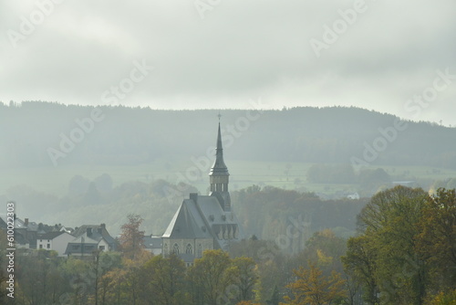 L'église paroissiale Saint Gengoux dans la brume qui commence à se dissiper à Vielsalm photo