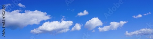 一列に並んだ雲のパノラマ