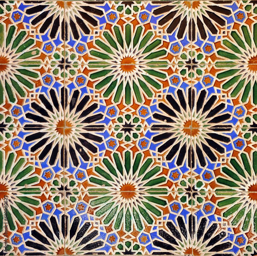 Azulejos de arista de diseño geométrico a partir de una estrella de veinte puntas. Zócalo de azulejos decorativos en el interior de una casa. Fondo de estilo árabe. Azulejos de Talavera. España
