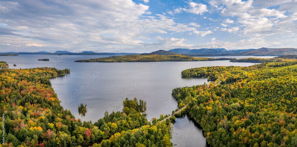Naklejka premium Autumn panorama at Moosehead Lake - Maine - Train tracks along the lakeshore