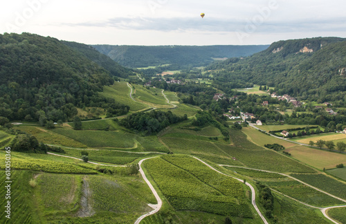 Vue depuis Château-Châlon dans le Jura ,un village viticole perché, construit sur l'arête du plateau qui domine la vallée de la Haute-Seille, qui coule dans la reculée de Baume-les-Messieurs