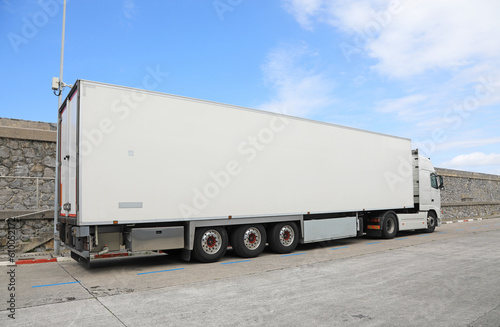 camión frigorífico termo blanco transporte alimentación pescado marisco carne 4M0A7327-as23