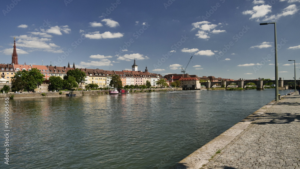 Obraz premium Fluss in der Stadt