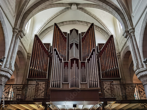 Interior e órgão de tubos da Igreja de Nossa Senhora da Rocha em Biarritz no País Basco, França photo