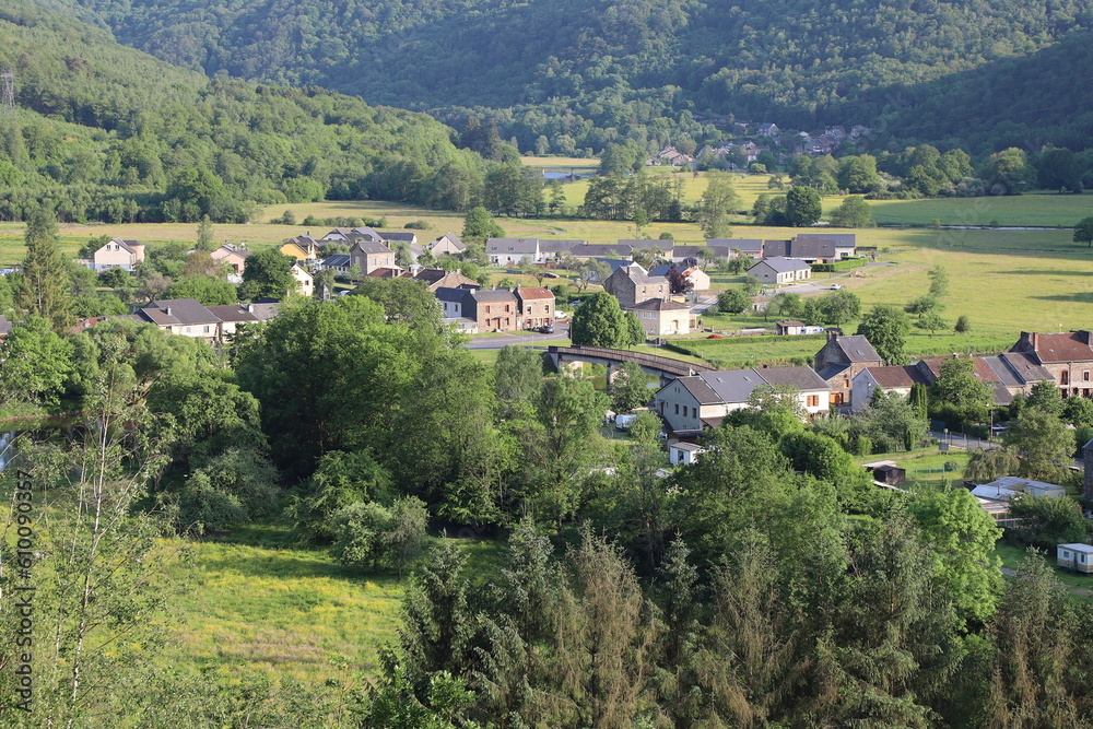 Vue d'ensemble du village, ville de Tournavaux, département des Ardennes, France Vue d'ensemble du village, ville de Tournavaux, département des Ardennes, France