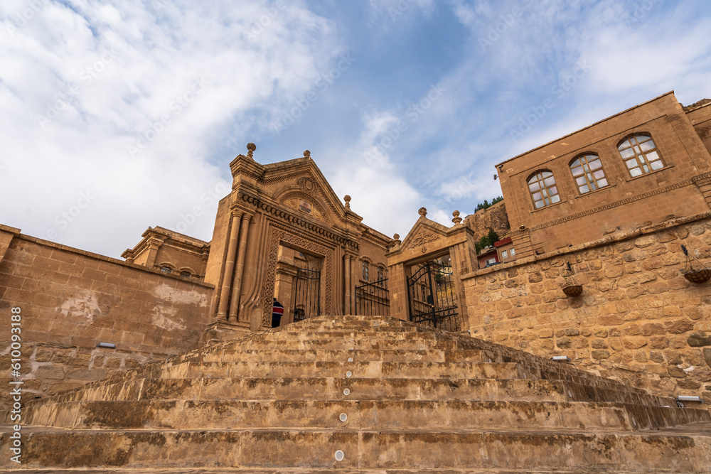 Obraz premium Mardin the ancient city of Mesopotamia and photos taken from various angles of stone houses the architecture of temples and the sky