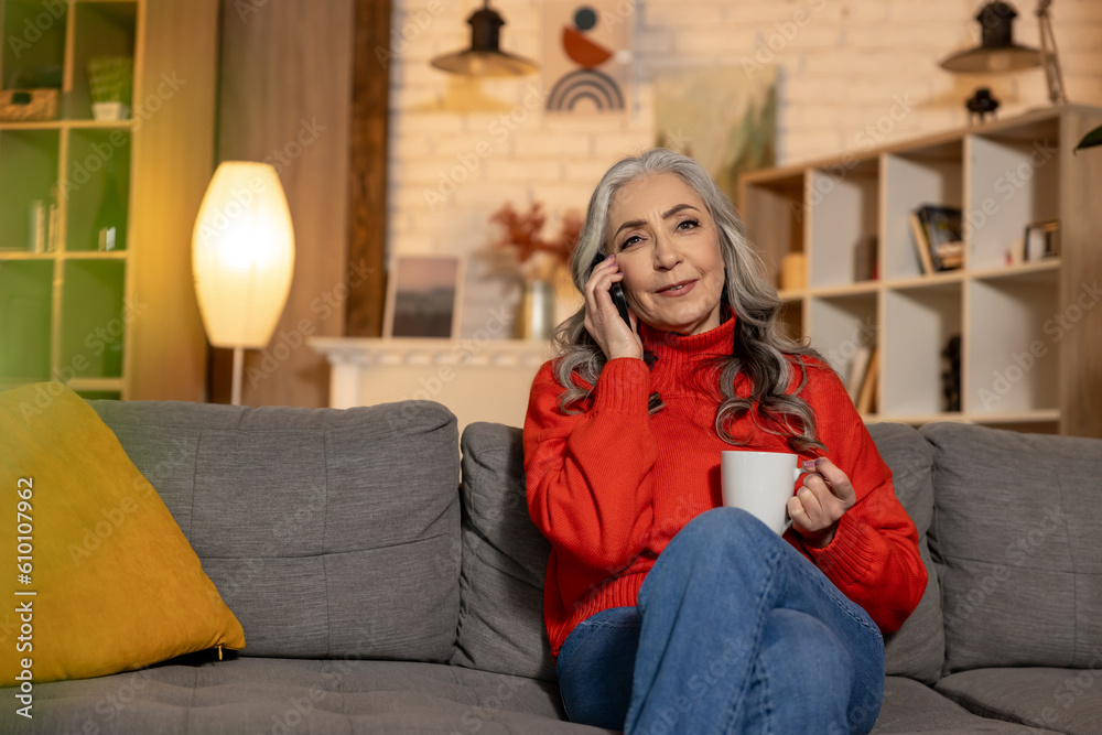 Obraz premium Beautiful senior woman ta;lking on the phone