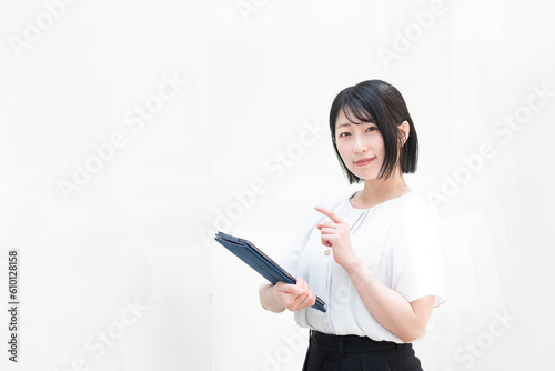 タブレットを操作する女性　白バック左向き