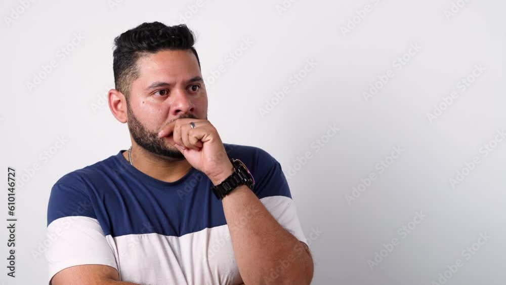 Hombre en fondo blanco con la expresión en el rostro de decepción, Desilusión, desengaño, desencanto, descontento, frustración, amargura, pesar, tristeza, desánimo, desilusión, desengaño, desencanto