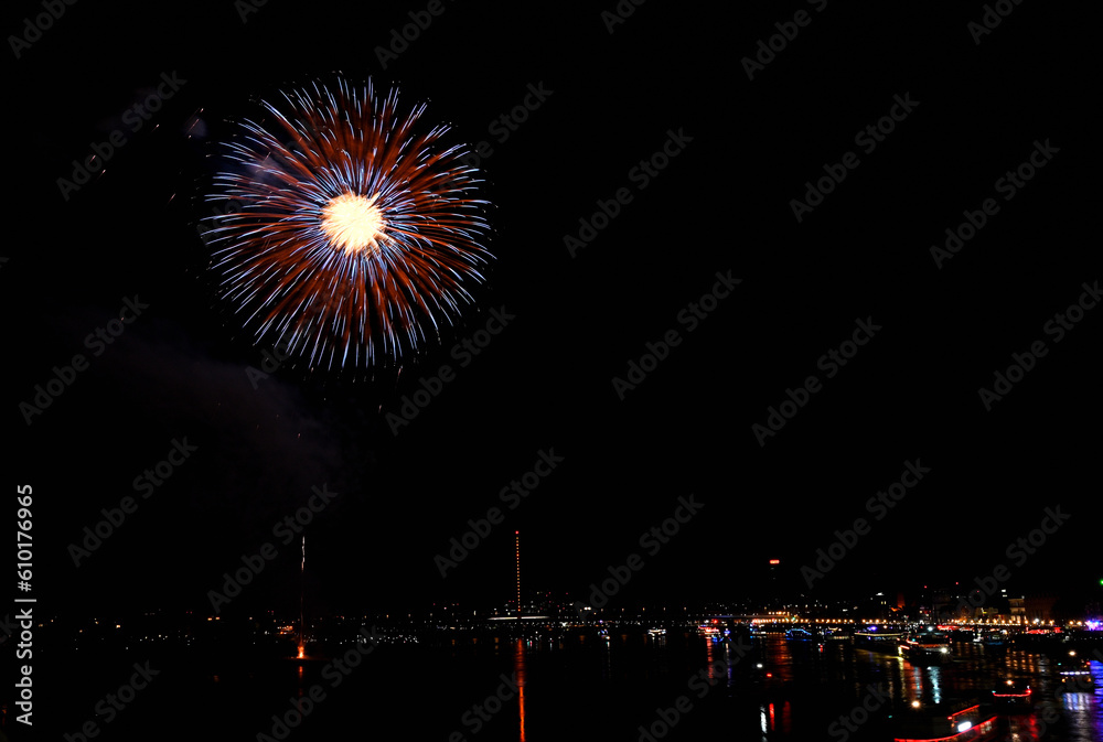 japanisches feuerwerk in düsseldorf, nrw, deutschland
japanisches feuerwerk in düsseldorf, nrw, deutschland