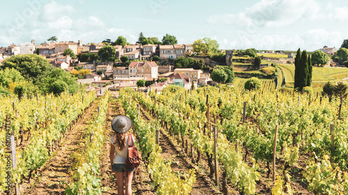 Photo Woman in the vineyards in summer season- Saint Emilion near Bordeaux in France