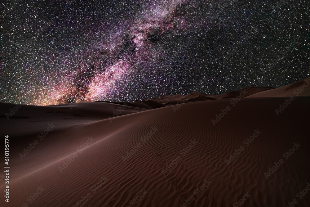 Amazing views of the Sahara desert under the night starry sky. - obrazy, fototapety, plakaty 
