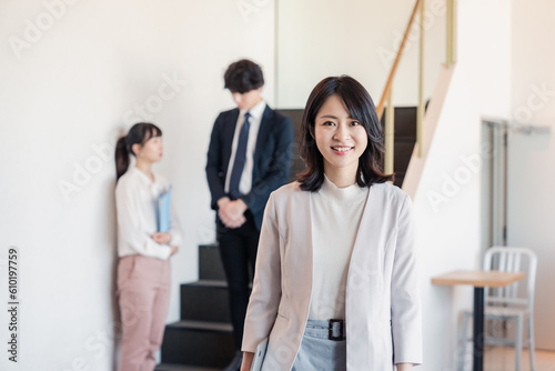 笑顔でオフィスを歩く女性経営者 Free Download 笑顔でオフィスを歩く女性経営者 - GFXLoad