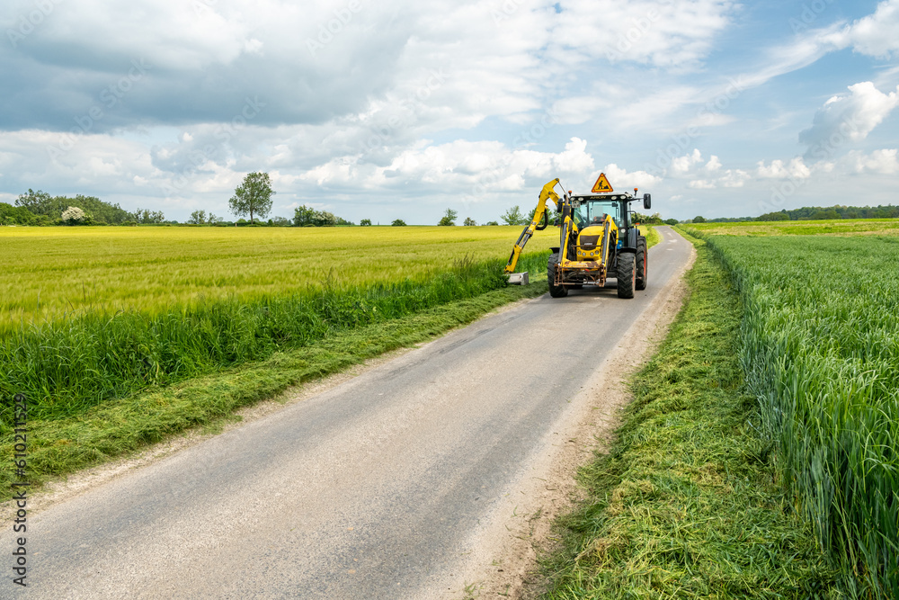 Fauchage d'une route départementale sur une bande de 1,20 mètres. Entretien assuré par le Conseil départemental Fauchage d'une route départementale sur une bande de 1,20 mètres. Entretien assuré par le Conseil départemental
