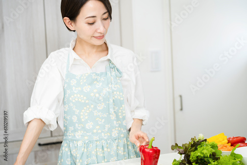 献立を考える若い女性　料理イメージ