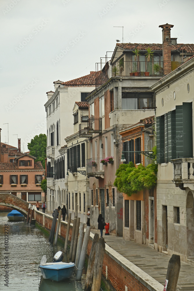 Venezia e le sue calli e canali in un giorno nuvoloso