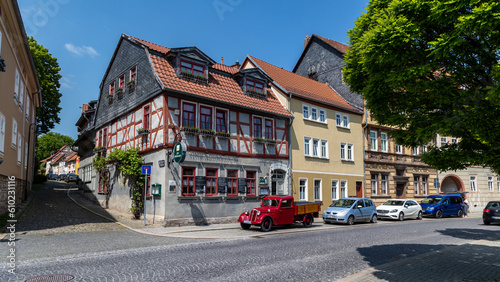 Historisches Wirtshaus mit Oldtimer photo