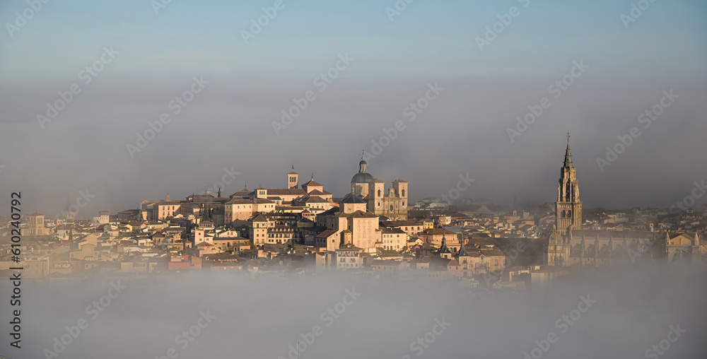 Toledo al manecer bajo la niebla