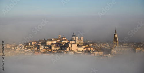 Toledo al manecer bajo la niebla