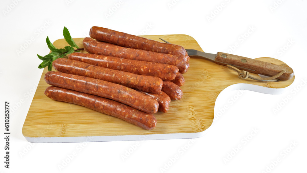 plusieurs merguez cru, en gros plan, isolées sur un fond blanc plusieurs merguez cru, en gros plan, isolées sur un fond blanc