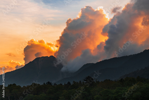 焼岳（硫黄岳） 夕方に発生した入道雲【長野県・上高地】 Cumulonimbus clouds in the beautiful sunset sky of Mt. Yakedake - Nagano, Japan