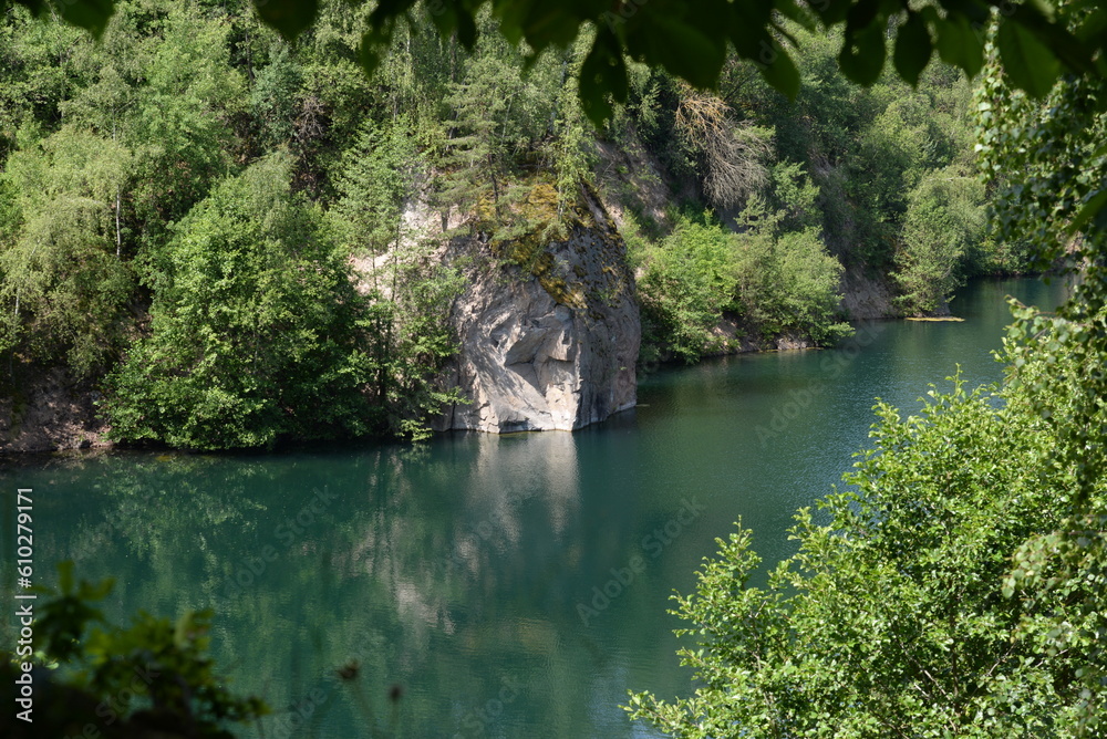 Am Steinbruchsee. Blick von der Klippe in einen türkisfarbenen Steinbruchsee Am Steinbruchsee. Blick von der Klippe in einen türkisfarbenen Steinbruchsee